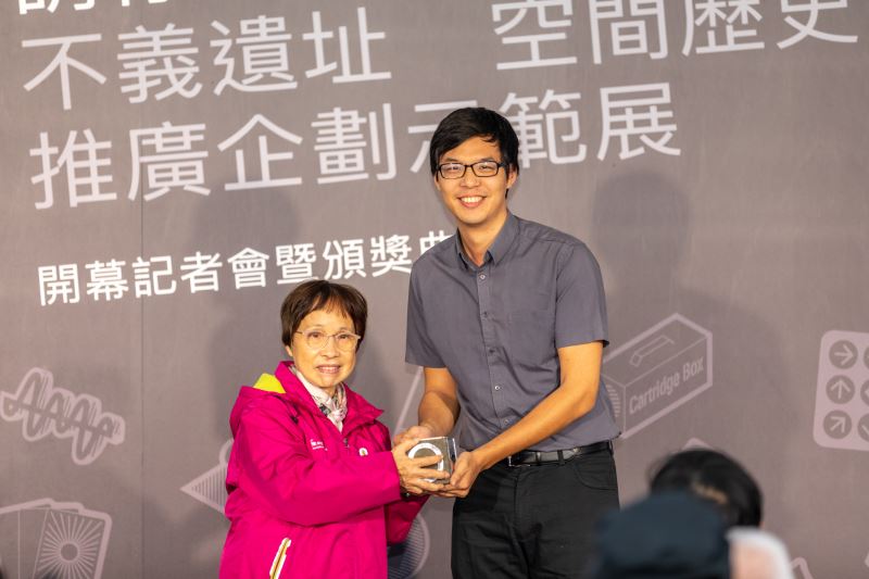 政治受難者家屬涂貴美頒發「河內奬」,右為得獎創作者王河洛