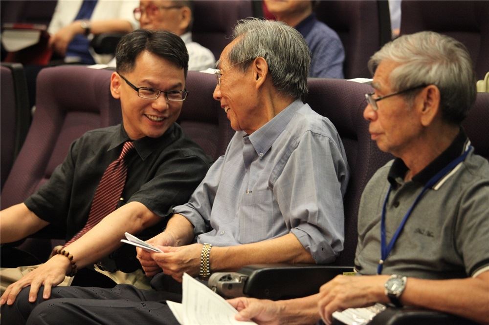 王逸群主任(左)與政治受難者蔡焜霖(中) 陳新吉前輩(右)