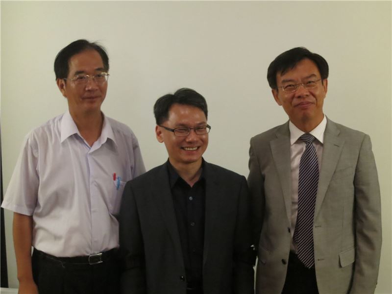 圖3_與會貴賓合影,左起人權館籌備處研究典藏組長謝英從、台東縣政府文化處長鍾柏青、人權館籌備處主任王逸群