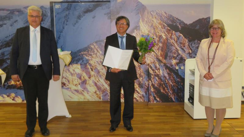 德國國會議員克尼希(左)、駐德國臺北代表處大使謝志偉(中)、聯邦處理東德獨裁政權基金會執行長卡明斯基(右)合影