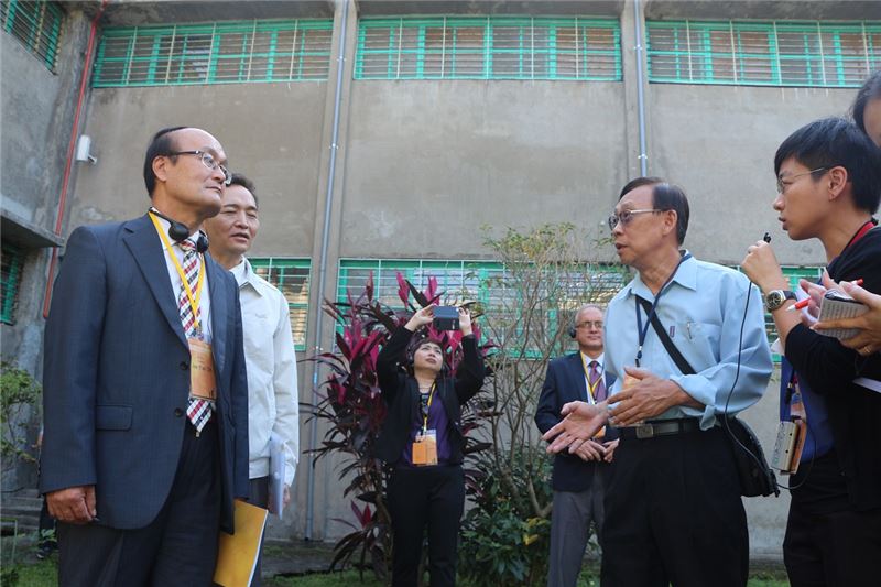 政治受難者前輩陳欽生(右二)親身講述自己在景美看守所關押的經歷