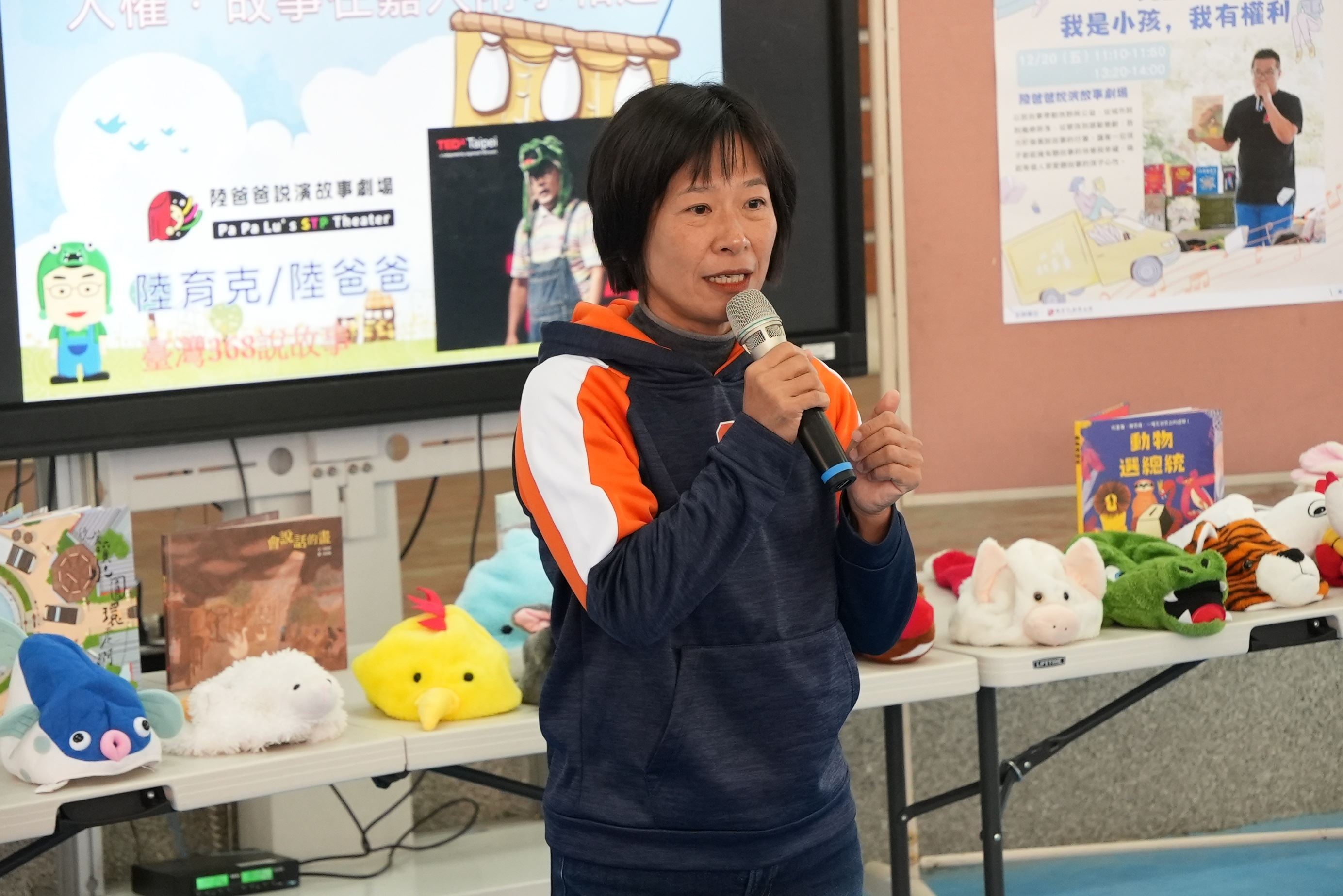 圖為嘉大附小沈桂枝校長為活動開場引言,向學生們介紹兒童人權,推廣人權的重要性。