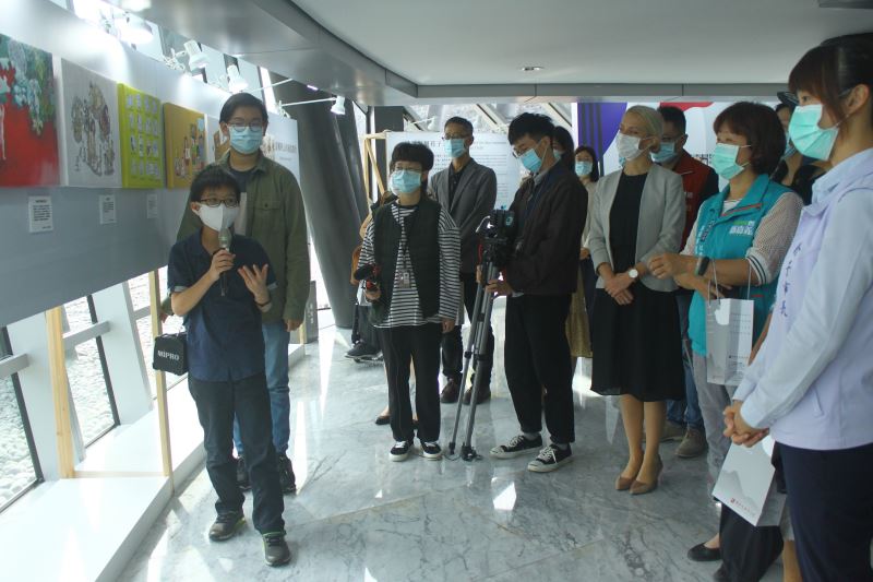 由大研社邱子謙(左一前)、李胤賢(左一後)進行主題導覽