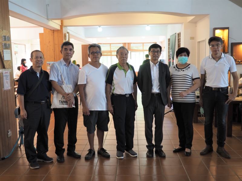 左起南港社大副校長曹錫智、台北二二八紀念館館長蕭明治、鹿窟事件受難者潘炳輝之孫潘世賢、鹿窟事件受難者陳久雄、人權館館長陳俊宏、新北市文化局主秘翁玉琴、汐止區區長陳健民