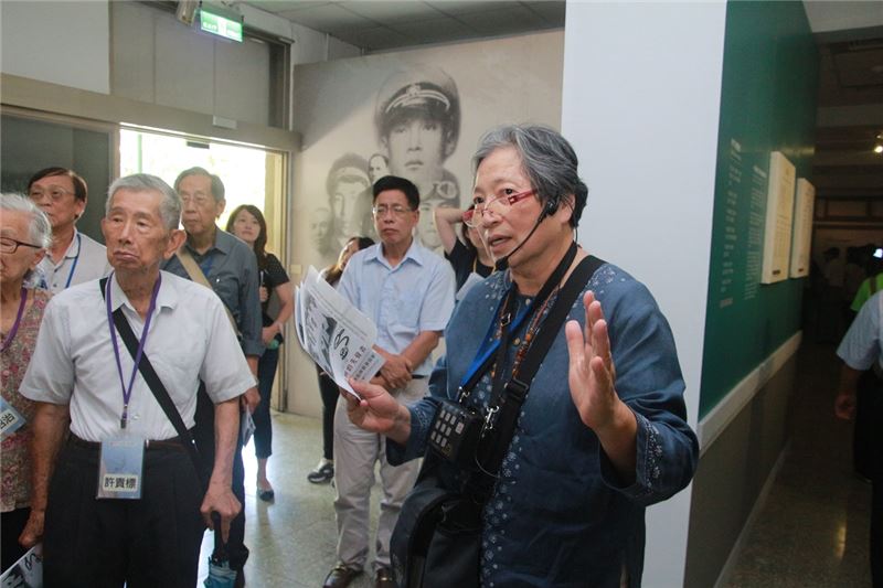 臺灣公共衛生與醫學研究專家張秀蓉(右)現場導覽解說,引領各界認識當年臺大醫師集體受難的經過及衝擊。