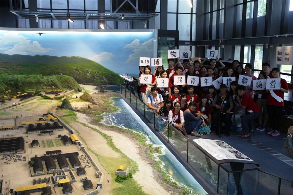 圖說4:518博物館日,學員與受難者前輩蔡焜霖先生及陳孟和先生於人權館綠島園區合影。