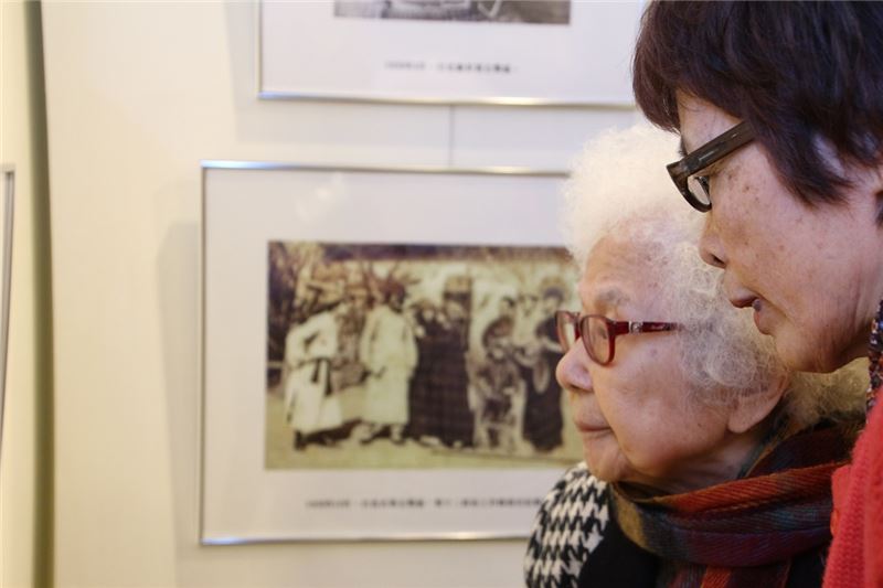 同為白恐受難者的廣播界聞人崔小萍女士出席特展開幕,感謝白克當年提供電影布景支持她的舞台劇演出