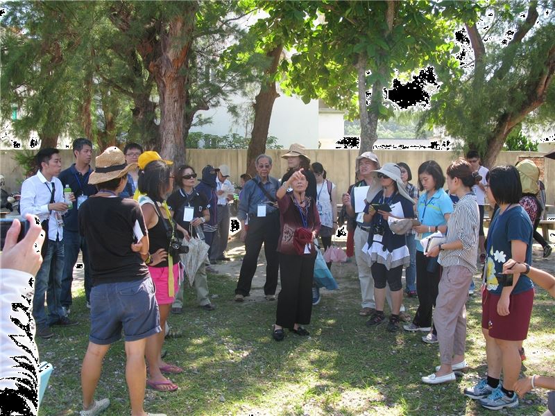 政治受難者張常美前輩說明女生中隊位置