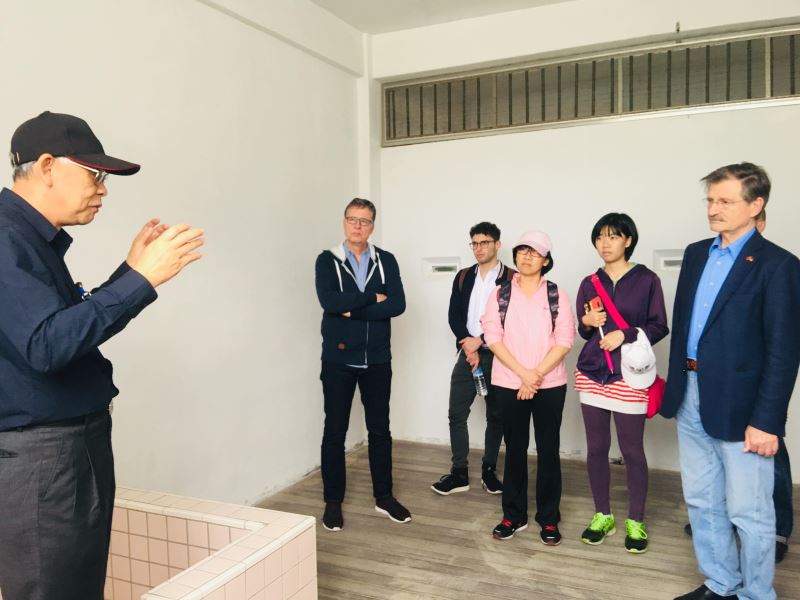 陳欽生前輩(左)於八卦樓押房內向副主席索姆斯(Dr.Hermann_Otto_Solms)等人講解押房生活