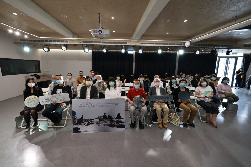 (前排左起)國立臺北藝術大學藝術資源暨推廣教育中心主任王寶萱、策展人高俊宏、國家人權博物館長陳俊宏、文化部次長李靜慧、台灣戒嚴時期政治受難者關懷協會理事長陳中統、榮譽理事長蔡寬裕、文化部人文及出版司副司長朱砡瑩、國家人權博物館副館長張嬋娟及受難者前輩與參展藝術家們等貴賓合影。