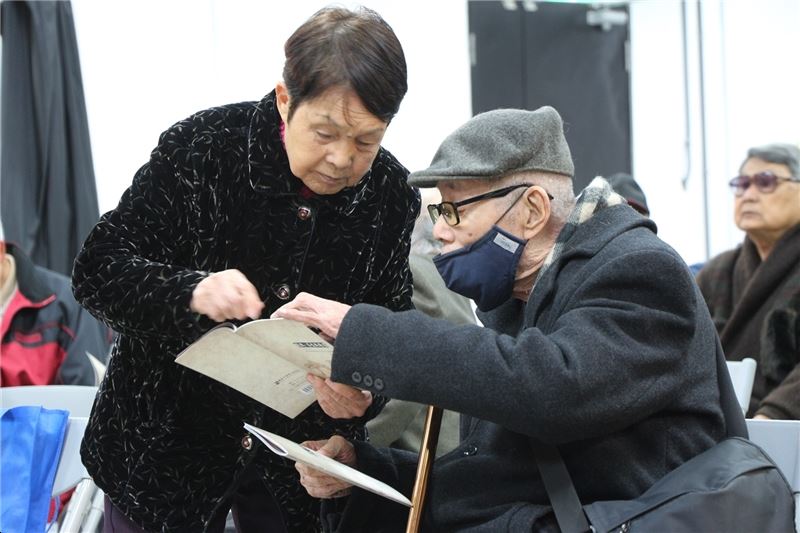 政治受難者張常美前輩向陳孟和前輩解說特展專刊內的作品