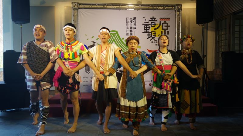 首場場次探討當代原青議題,由暨南大學原青社社員歌舞創作揭開序幕