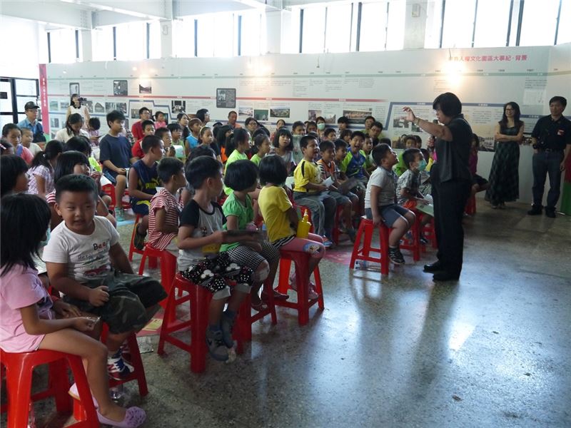 台北亞太管樂協會理事長黃秀婉老師為同學們講解樂曲