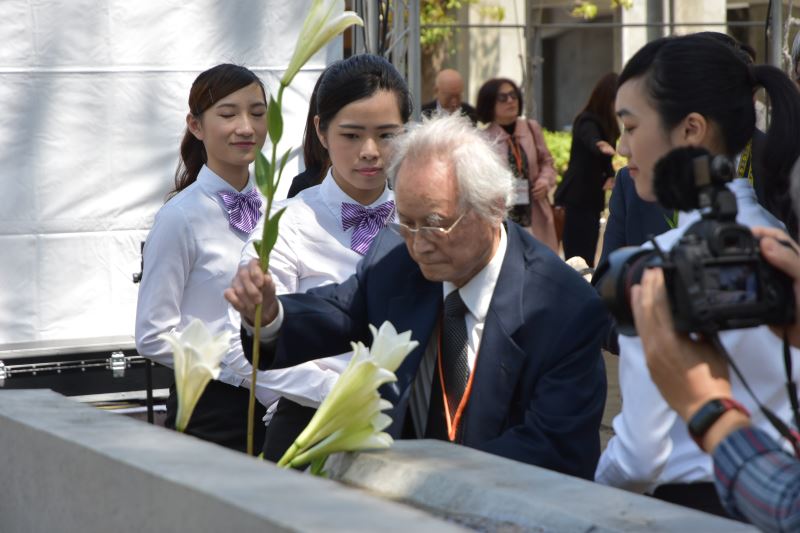 政治受難者蔡寬裕前輩以鮮花懷念難友