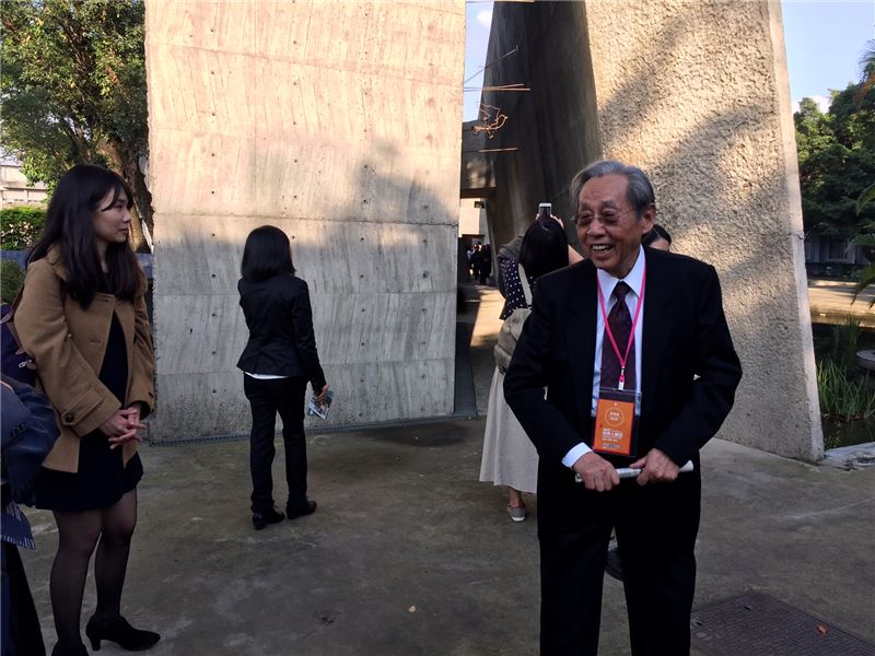 蔡焜霖前輩於景美人權紀念碑前向日籍訪賓介紹臺灣白色恐怖不義遺址歷史現場