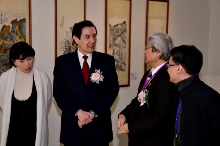 馬英九總統與龍應台部長參觀政治受難者捐贈文物特展3