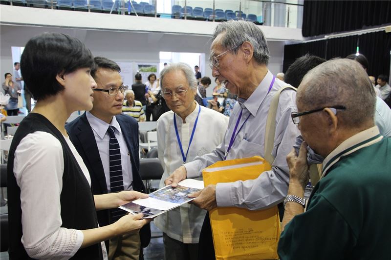 受難者長輩主動提供白色恐怖史料供鄭部長參考,左起鄭麗君部長、籌備處王逸群主任、受難者蔡寬裕、蔡焜霖、蘇友鵬。