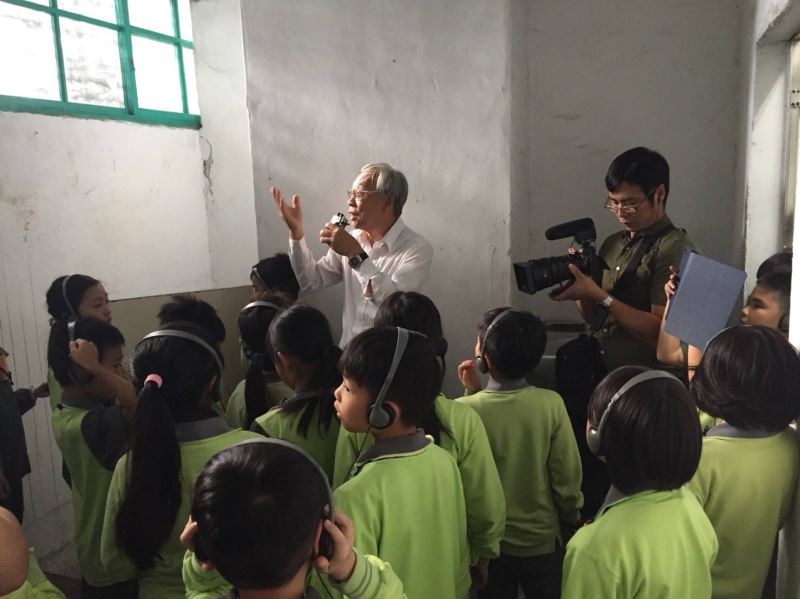 圖片5__政治受難者陳欽生前輩於當年遭拘禁的押房內向小學生講述威權統治的不公不義