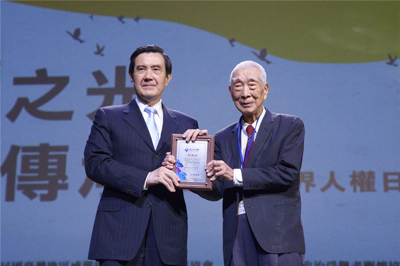 總統頒贈感謝狀予捐贈文物受難者前輩韓佐樑先生