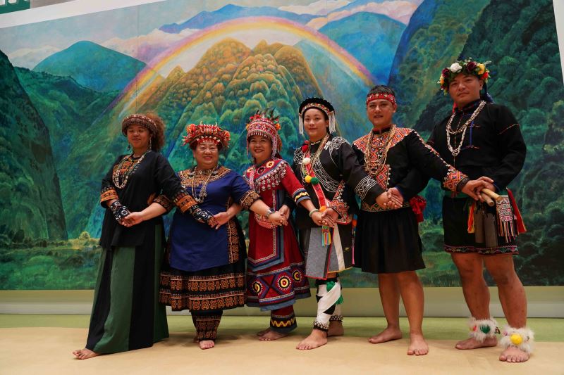 舞團「原舞者」於記者會上表演〈南王部落〉