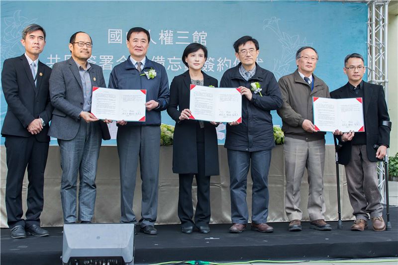 簽署儀式後,三位首長與人權三館營運團隊共同合影留念