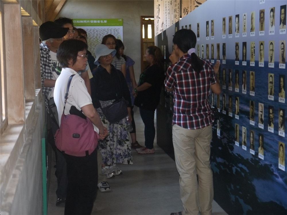 導覽人員為口訪團隊老師解說園區第三大隊內「新生青春的歲月」追思牆