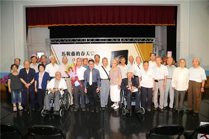 陳新吉(中立捧花),王逸群主任(右)與出席的白色恐怖政治受難者合影