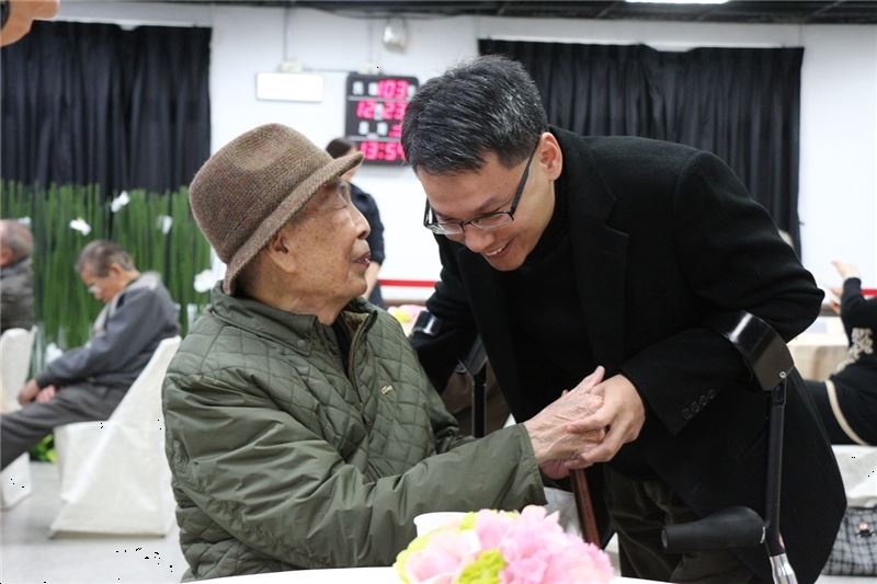 籌備處王逸群主任與政治受難者林麗南寒暄