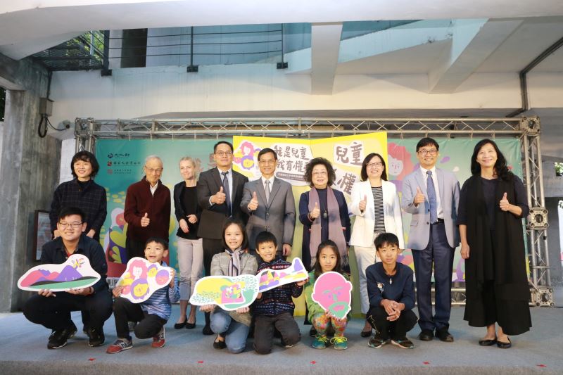 行政院委員林萬億(後排左五)、文化部次長彭俊亨(後排左四)、教育部次長范巽綠(後排右四)、人權館館長陳俊宏(後排右二)、與會貴賓及小小導覽員於特展揭幕後合照