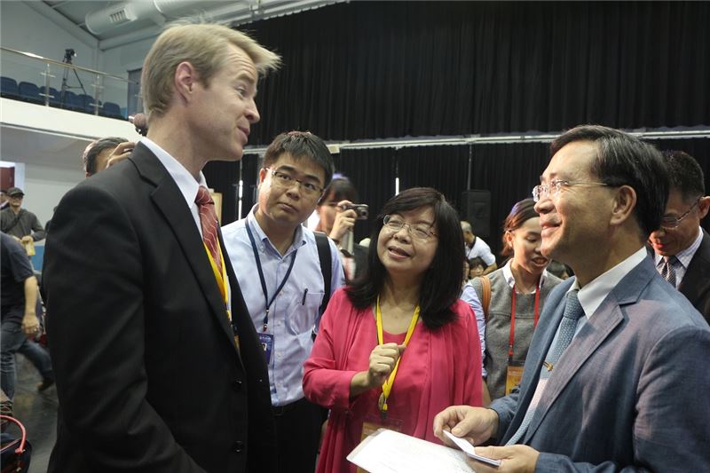 文化部政務次長蔡炳坤(右)出席研討會,面對面與國際人權學者交流