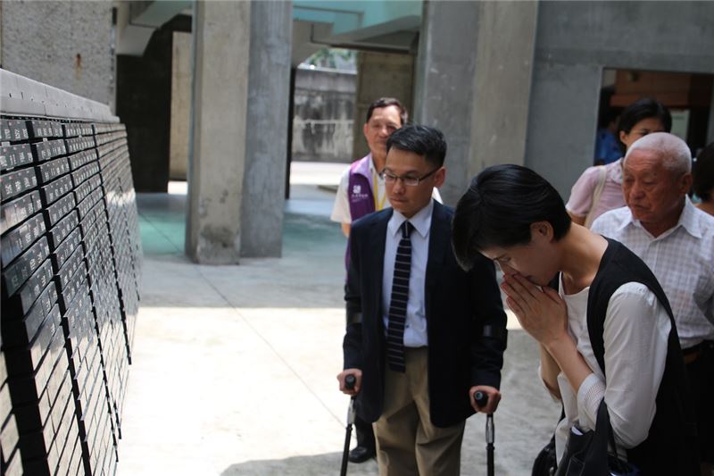 鄭麗君部長抵達人權館籌備處時首先合十悼念,向人權紀念碑上遭槍決犧牲的政治受難者致敬。