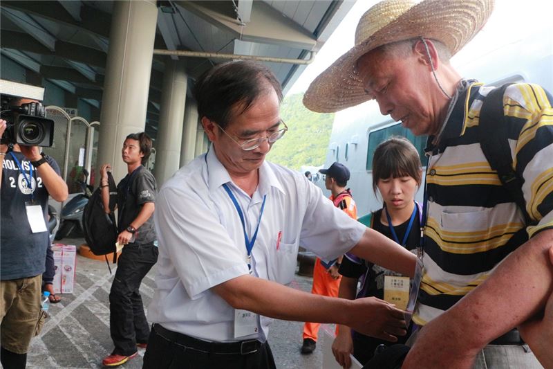 圖3_受難者前輩陳松(右)抵達綠島碼頭,人權館籌備處典藏研究組長謝英從(左)前往迎接