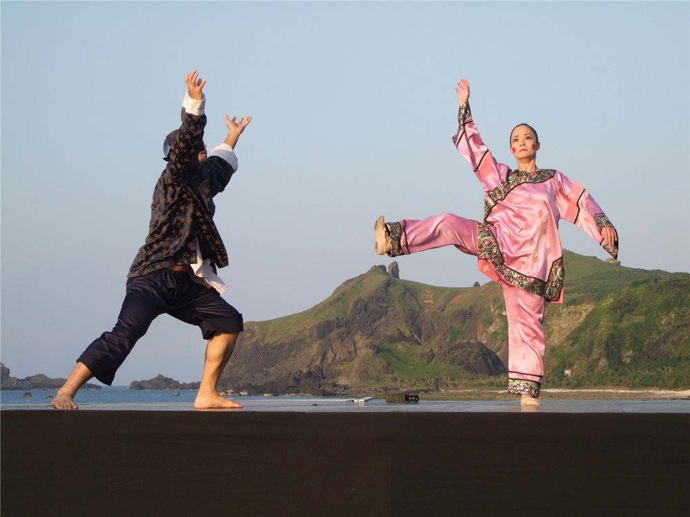 蔡瑞月文化基金會於海邊舞台演出