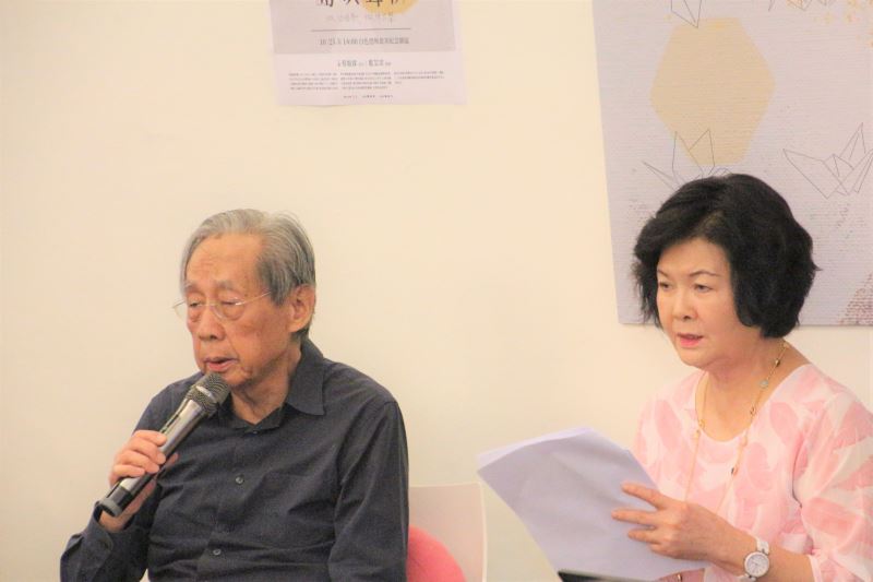 圖5_蔡焜霖前輩(左)、藍芸若老師共同出席演唱當年獄中傳唱的《母親的呼喚》