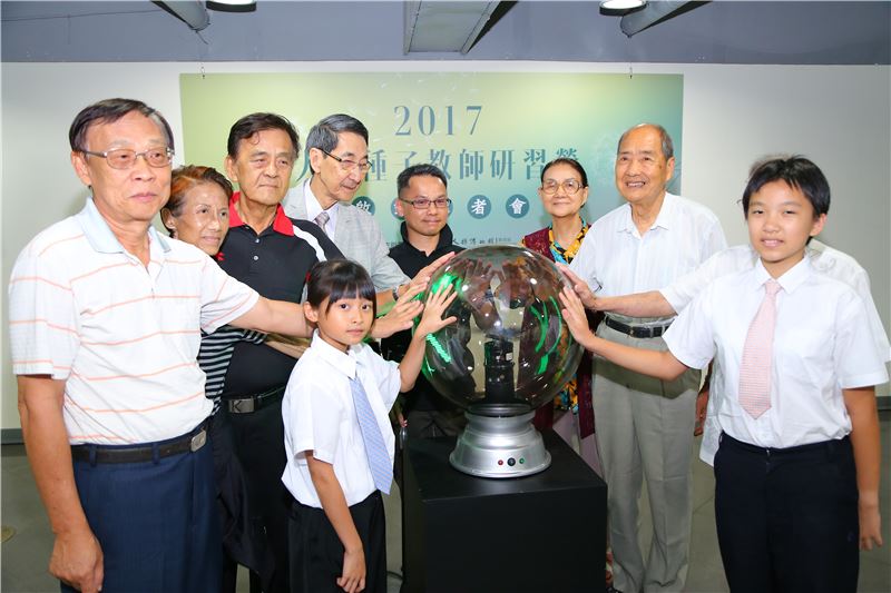 與會貴賓、人權館籌備處王逸群主任與北新國小小朋友共同啟動儀式,2017人權種子教師研習營接棒起跑!