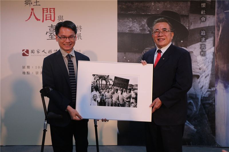 現場王主任逸群致贈陳中統醫師1957年就讀成功中學與陳映真先生參與劉自然抗議事件現場照片,傳承為人權理念站出來的精神