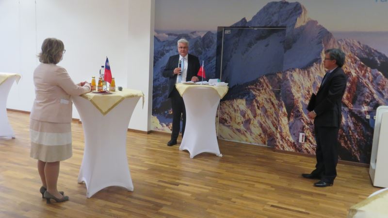 德國國會議員克尼希(中)致詞