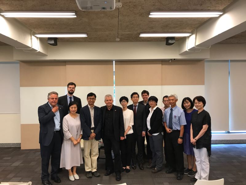 圖片2__德國史塔西檔案局長(中)率團與人權館進行檔案開放應用交流