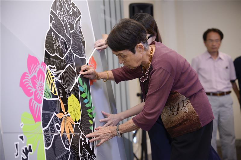 政治受難者張常美女士放上象徵臺灣空間解嚴的拼圖