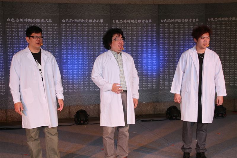 臺北藝術家合唱團身著醫師白袍演唱五零年代歌謠向受難者前輩致敬