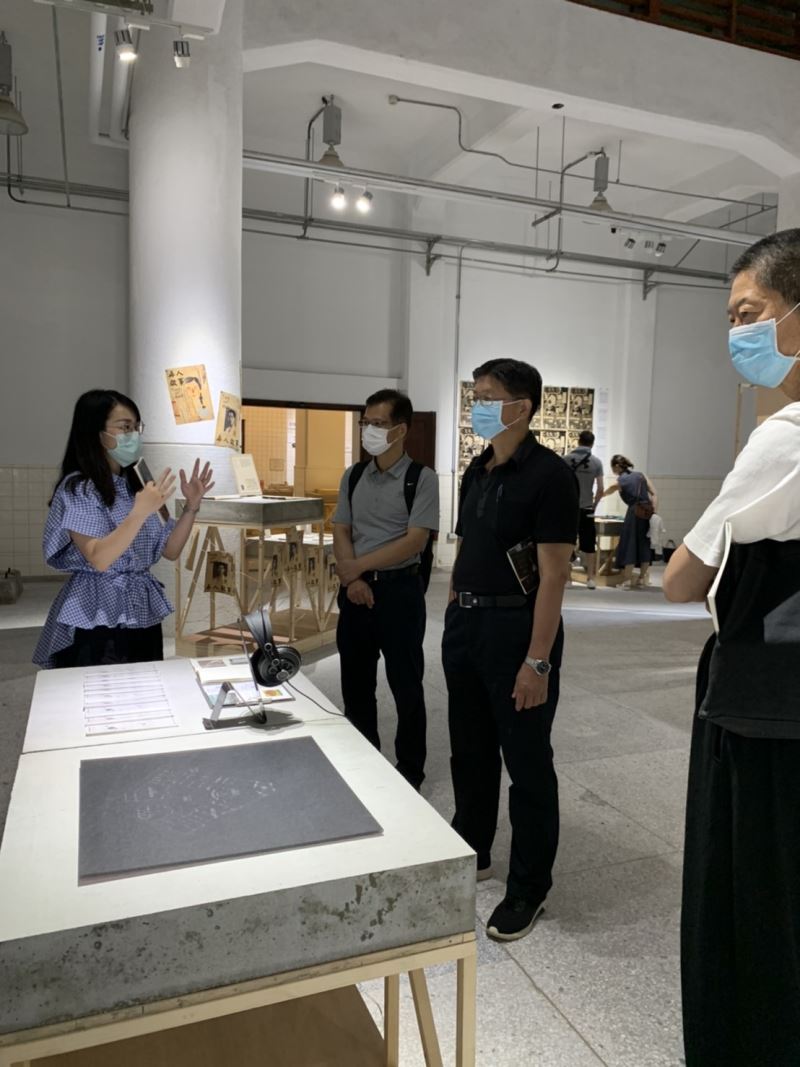 漫畫家敖幼祥(右一)、臺東生活美學館館長李吉崇(右二)與組長鐘立君(左二),於今日前來聆聽策展人導覽