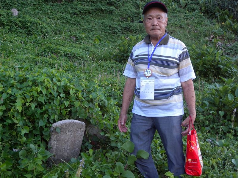 受難者毛扶正在十三中隊尋找已故同案難友彭竹修之墓