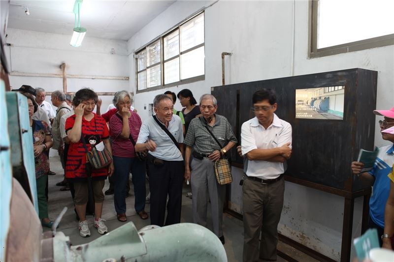 政治受難者參觀仁愛樓外役區鍋爐房歷史場景復原展示