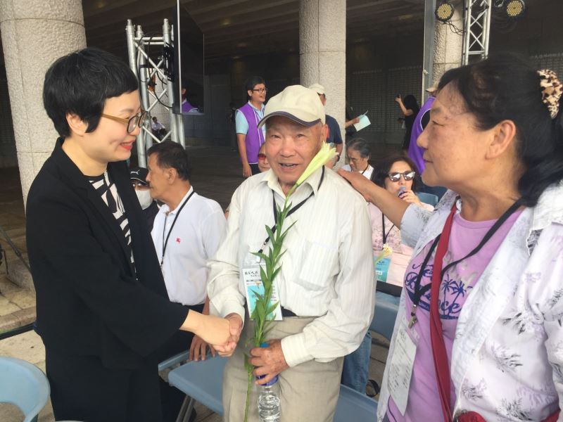 郭廷亮前輩之女郭志強女士(右一)
