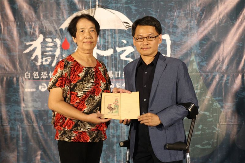 受難者蔡來的女兒蔡麗金將珍藏多年的父親獄中畫帖捐贈予人權館