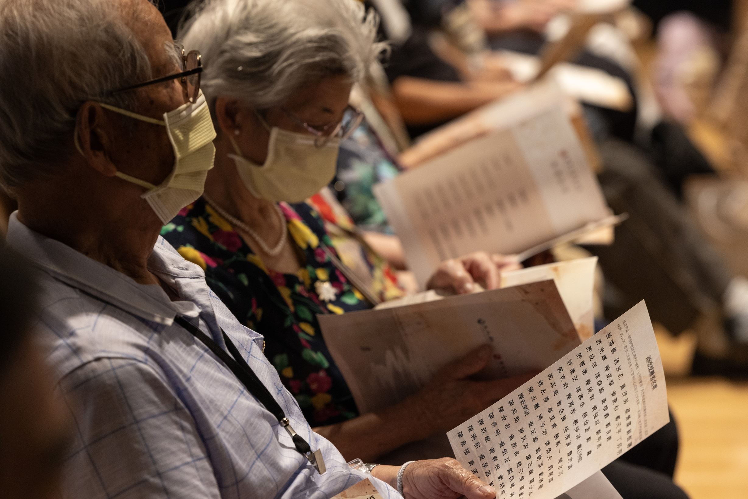 政治受難者前輩及家屬親友等人在519白色恐怖記憶日之際,誦唸心中及手中的受難者名單,憑弔苦難與歷史記憶。