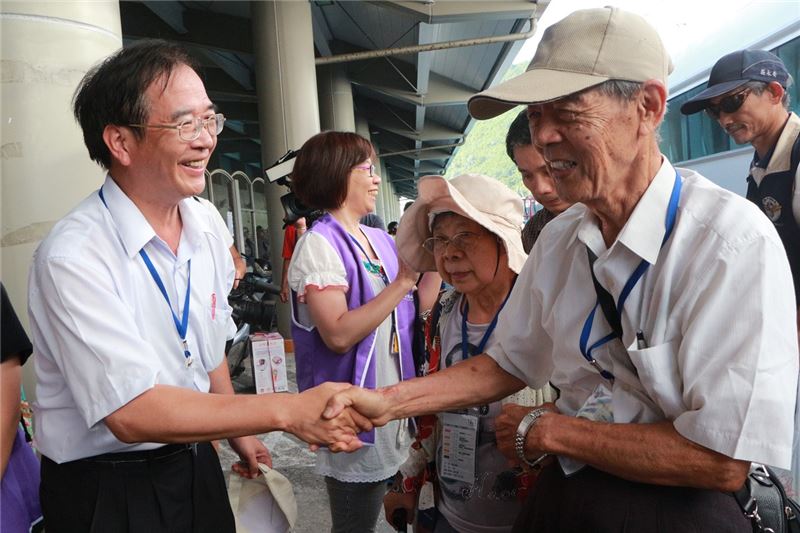 圖4_受難者長輩(右)一行人百餘人抵達綠島碼頭,人權館籌備處典藏研究組長謝英從(左)親往迎接