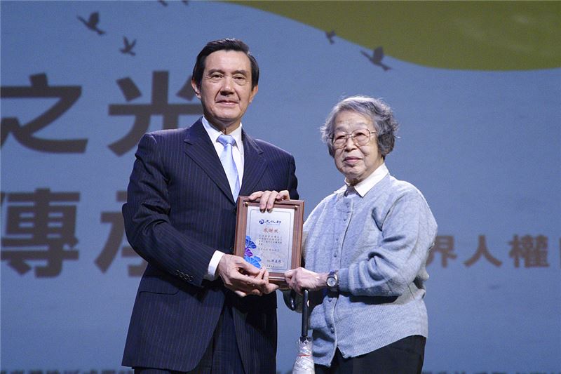 總統頒贈感謝狀予捐贈文物受難者前輩姜民權女士