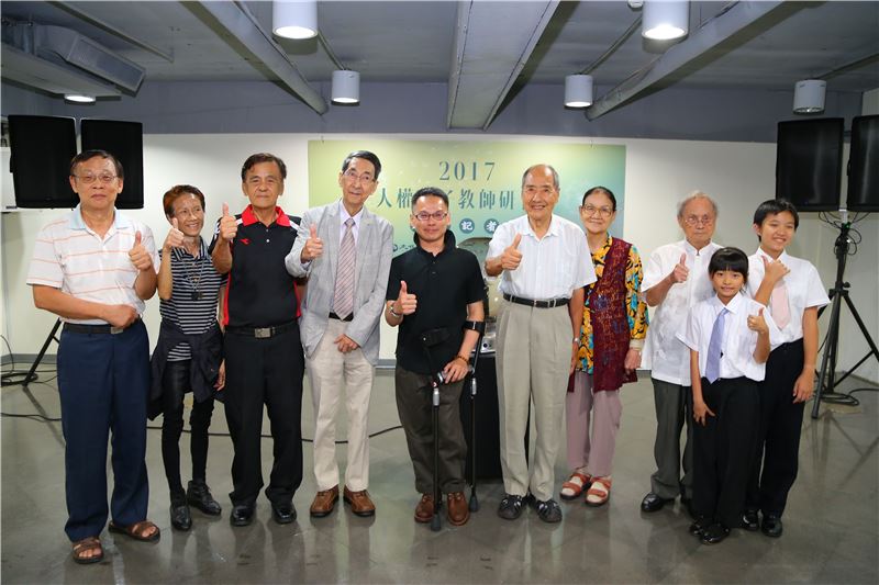 (由左至右為)政治受難者陳欽生前輩、陳深景前輩賢伉儷、黃默教授、人權館籌備處王逸群主任、張則周前輩、政治受難者家屬張瑛玨總幹事、蔡寬裕前輩及北新國小同學