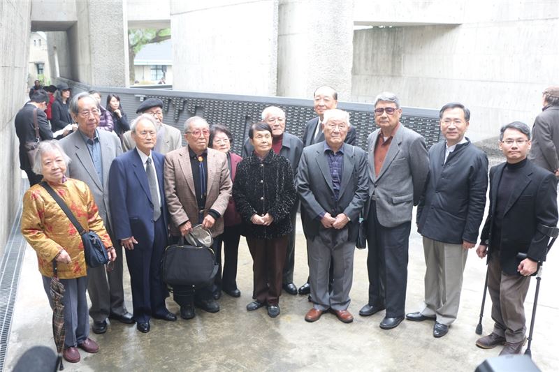 與會貴賓們於景美人權紀念碑前合影